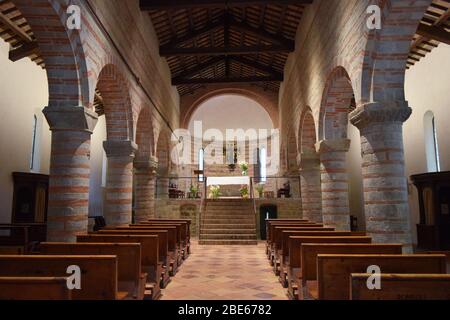 Pieve (ländliche Pfarrkirche) von San Donato in Polenta. Bertinoro, Italien. Basilika Innen. Zentraler Standpunkt. Stockfoto