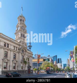 Queen Street im Central Business District mit Auckland Town Hall auf der linken Seite, Auckland, Neuseeland Stockfoto