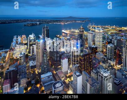 Blick über das zentrale Geschäftsviertel bei Nacht von der Aussichtsplattform des Sky Tower, Auckland, Neuseeland Stockfoto