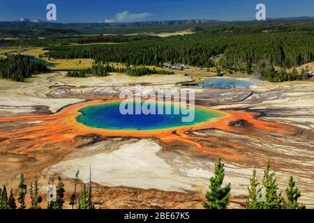Luftaufnahme der Grand Prismatic Spring im Midway Geyser Basin, Yellowstone National Park, Wyoming, USA. Es ist die größte heiße Quelle in der Vereinigten Stat Stockfoto