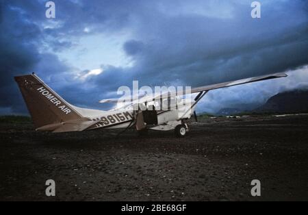 Ein kleines Passagierflugzeug landet bei Ebbe am Strand, um Touristen zum Bärenlager in der Hallo Bay, in die Hallo Bay, in den Katmai Nationalpark, Alaska zu bringen Stockfoto