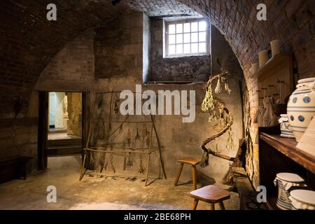 Der Apothekerraum im Keller des Falkland Palace, einem Renaissanceschloss aus dem 12. Jahrhundert, war der Liebling der Maria Königin von Schotten, Stockfoto