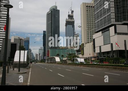 Jakarta, Indonesien. April 2020. Am zweiten Tag der Einführung von Large Scale Social Restrictions (PSBB) in der Sonderhauptstadtregion Jakarta waren die Straßen im Thamrin-Gebiet von Zentral-Jakarta, Indonesien, ruhig und menschenleer von den Aktivitäten der Bürger der Hauptstadt. Die Sonderhauptstadtregion Jakarta ist noch immer das Epizentrum der COVID-19 in Indonesien. Quelle: Pacific Press Agency/Alamy Live News Stockfoto