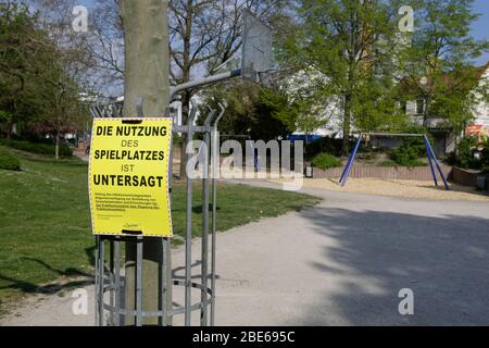 Worms, Deutschland. April 2020. Ein Spielplatz wurde mit dem Schild „Spielplatznutzung ist verboten“ geschlossen.während in Deutschland während der aktuellen COVID-19-Krise keine Sperrstunde erlassen wurde, werden die Deutschen ermutigt, zu Hause zu bleiben und die meisten Geschäfte und Dienstleistungen sind geschlossen. (Foto: Michael Debets/Pacific Press) Quelle: Pacific Press Agency/Alamy Live News Stockfoto