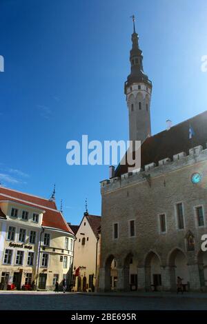 Tallinn, Estland 10.04.2020. Tallinn Altstadt zentraler Platz Stockfoto