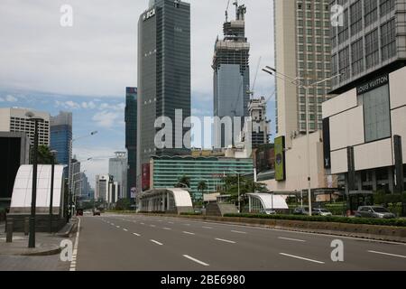 Jakarta, Indonesien. April 2020. Am zweiten Tag der Einführung von Large Scale Social Restrictions (PSBB) in der Sonderhauptstadtregion Jakarta waren die Straßen im Thamrin-Gebiet von Zentral-Jakarta, Indonesien, ruhig und menschenleer von den Aktivitäten der Bürger der Hauptstadt. Die Sonderhauptstadtregion Jakarta ist noch immer das Epizentrum der COVID-19 in Indonesien. Quelle: Pacific Press Agency/Alamy Live News Stockfoto