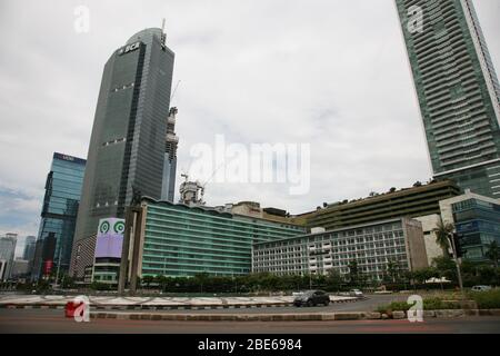 Jakarta, Indonesien. April 2020. Am zweiten Tag der Einführung von Large Scale Social Restrictions (PSBB) in der Sonderhauptstadtregion Jakarta waren die Straßen im Thamrin-Gebiet von Zentral-Jakarta, Indonesien, ruhig und menschenleer von den Aktivitäten der Bürger der Hauptstadt. Die Sonderhauptstadtregion Jakarta ist noch immer das Epizentrum der COVID-19 in Indonesien. Quelle: Pacific Press Agency/Alamy Live News Stockfoto