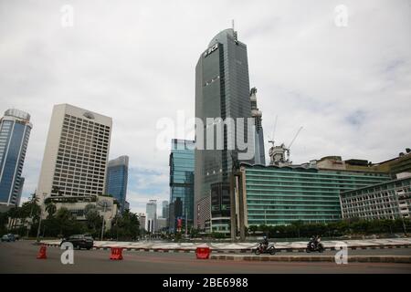 Jakarta, Indonesien. April 2020. Am zweiten Tag der Einführung von Large Scale Social Restrictions (PSBB) in der Sonderhauptstadtregion Jakarta waren die Straßen im Thamrin-Gebiet von Zentral-Jakarta, Indonesien, ruhig und menschenleer von den Aktivitäten der Bürger der Hauptstadt. Die Sonderhauptstadtregion Jakarta ist noch immer das Epizentrum der COVID-19 in Indonesien. Quelle: Pacific Press Agency/Alamy Live News Stockfoto