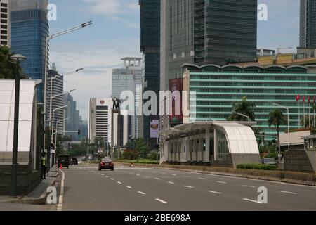 Jakarta, Indonesien. April 2020. Am zweiten Tag der Einführung von Large Scale Social Restrictions (PSBB) in der Sonderhauptstadtregion Jakarta waren die Straßen im Thamrin-Gebiet von Zentral-Jakarta, Indonesien, ruhig und menschenleer von den Aktivitäten der Bürger der Hauptstadt. Die Sonderhauptstadtregion Jakarta ist noch immer das Epizentrum der COVID-19 in Indonesien. Quelle: Pacific Press Agency/Alamy Live News Stockfoto