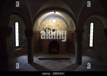 Pieve (ländliche Pfarrkirche) von San Donato in Polenta. Bertinoro, Italien. Romanische Krypta Interieur. Zentraler Standpunkt. Stockfoto