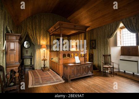 Schlafzimmer der Mary Queen of Scots hat Stoffwandbehänge und ein Himmelbett im Obergeschoss im Falkland Castle, Heimat der Mary Queen of Scots, Falkland, Stockfoto