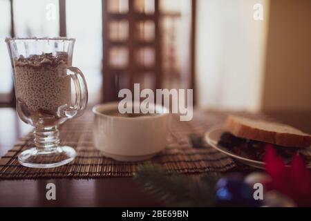 Chia-Samenpudding aus Mangos und Heidelbeeren mit extrem geringer Schärfentiefe. Stockfoto