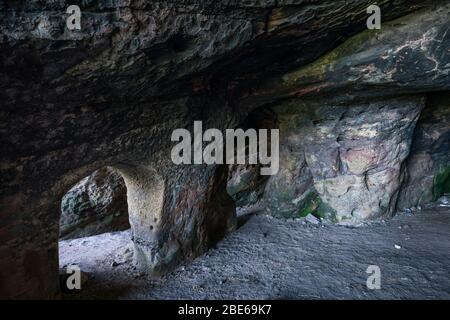 Das Innere der Caiplie Caves, oder Coves, Felsformationen entlang der Nordsee auf dem Fife Coastal Path, Crail, Schottland, Europa Stockfoto