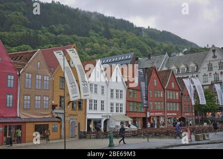 BERGEN, NORWEGEN - 31. MAI 2017: Alte Holzhäuser, die in Reihe am Kai des Bergenfjords gebaut wurden, sind UNESCO-Weltkulturerbe und sehr beliebt Stockfoto