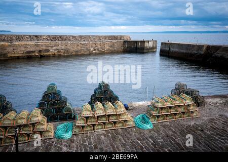 Hummerfallen auf dem Pier des Fischerhafens, Crail, Kingdom of Fife, Schottland, Europa gestapelt Stockfoto