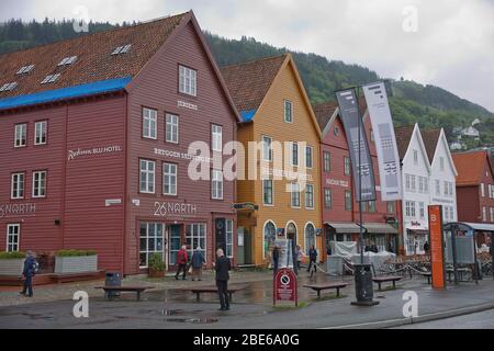 BERGEN, NORWEGEN - 31. MAI 2017: Alte Holzhäuser, die in Reihe am Kai des Bergenfjords gebaut wurden, sind UNESCO-Weltkulturerbe und sehr beliebt Stockfoto