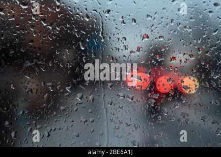 Regen auf Glas am Bustop Stockfoto