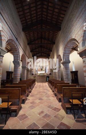 Pieve (ländliche Pfarrkirche) von San Donato in Polenta. Bertinoro, Italien. Basilika Innen. Zentraler Standpunkt. Stockfoto