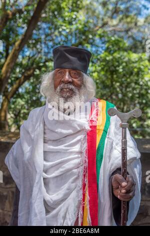 ABA Wolde Tensae in Outdoor Gardens Holding Mitarbeiter, ein äthiopisch-orthodoxen Tewahedo Kirche Mönch, Debre Libanose Kloster, Äthiopien, Afrika. Stockfoto