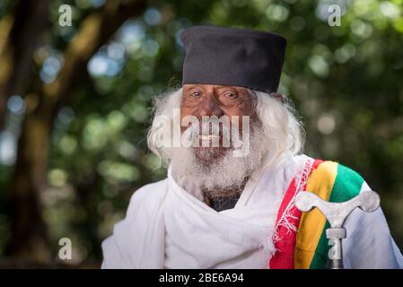 ABA Wolde Tensae in Outdoor Gardens Holding Mitarbeiter, ein äthiopisch-orthodoxen Tewahedo Kirche Mönch, Debre Libanose Kloster, Äthiopien, Afrika. Stockfoto