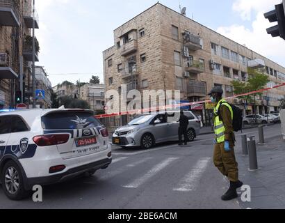 Jerusalem, Israel. April 2020. Eine israelische Grenzpolizei trägt eine Schutzmaske und Handschuhe, während sie am Sonntag, den 12. April 2020, im religiösen Viertel Geula in Jerusalem die Blockierung der Nachbarschaft wegen des Coronavirus erzwingt. Die israelische Regierung entsendet eine Polizei von 1,000, um eine vollständige Schließung jüdischer religiöser Viertel mit der höchsten Rate von Coronavirus in Jerusalem durchzusetzen. Laut dem Gesundheitsministerium leben etwa 75 Prozent der Infizierten in Jerusalem in den ultraorthodoxen Vierteln. Foto von Debbie Hill/UPI Quelle: UPI/Alamy Live News Stockfoto