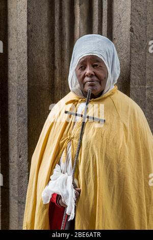 Beten am Eingang zur Kirche, eine äthiopisch-orthodoxe Tewahedo-Kirche Nonne, Heilige Dreifaltigkeit Kathedrale, Addis Abeba, Äthiopien, Afrika. Stockfoto