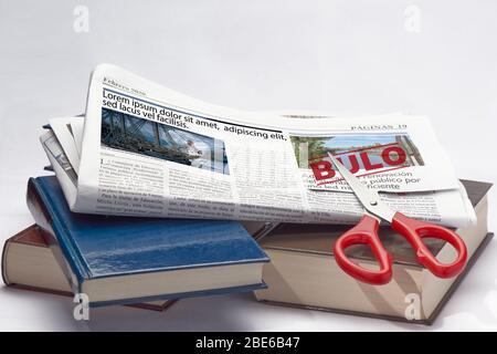 Stapel von Büchern und Zeitungen Schneiden Fake News mit Schere. Isoliert auf weißem Hintergrund Stockfoto