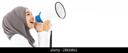 Junge Erwachsene muslimisch-arabischen Frau, tragen, Hijab kommuniziert schreien laut Holding ein Megaphon für Idee für Marketing oder Vertrieb. Studio shot isoliert Stockfoto