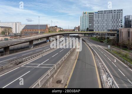 Glasgow, Großbritannien. April 2020. Leere Straßen und Autobahnen in und um Glasgow, während das Coronavirus-System weiterhin gesperrt wird und die Bewohner weiterhin zu Hause bleiben. Quelle: Richard Gass/Alamy Live News Stockfoto