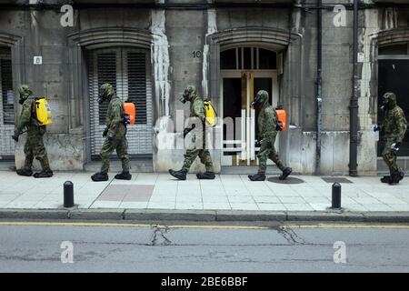 Oviedo, Spanien. April 2020. Oviedo, SPANIEN: Am 30. Tag des Alarmzustands in Spanien, am 12. April 2020, gehen mehrere Soldaten die Straße entlang. (Foto von Alberto Brevers/Pacific Press) Quelle: Pacific Press Agency/Alamy Live News Stockfoto