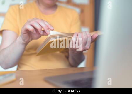 Freiberufliche Lesebuch im Home Office, selektiver Fokus Stockfoto