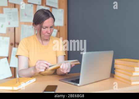 Freiberufliche Lesebuch im Home Office, selektiver Fokus Stockfoto