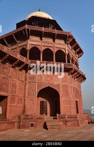 Die rote Sandstein und weiße Marmorkuppel der Taj Mahal Moschee in der frühen Morgensonne, Agra, Uttar Pradesh, Indien, Asien. Stockfoto