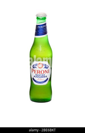 Ungeöffnete Peroni Bierflasche auf isoliertem weißem Hintergrund Stockfoto