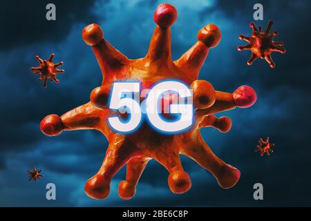 Spielzeug-Coronavirus mit Text auf einem Hintergrund von Gewitterwolken. Konzept zur Angst vor 5G-Netzen und der Pandemie covid-19 Stockfoto