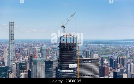 NEW YORK CITY, NEW YORK - 8. MAI 2019: Hochhausbau auf Manhattan. Wunderschöner Blick über die Stadt. Stockfoto