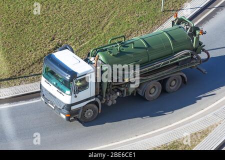 LKW mit grünem Tank zum Pumpen von Abfall oder verunreinigtem Wasser Stockfoto