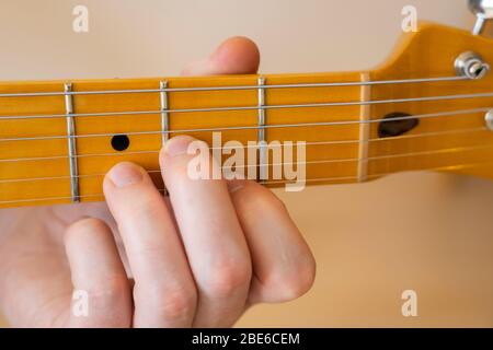 Spielen / Vorführen / Zeigen eines D-Akkordes auf einem Fender Modern Player Telecaster E-Gitarre mit einem Stück Ahornhals und Griffbrett Stockfoto
