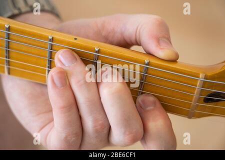 Spielen / Demonstrieren / Zeigen eines C-Akkordes auf einem Fender Modern Player Telecaster E-Gitarre mit einem Stück Ahornhals und Griffbrett Stockfoto
