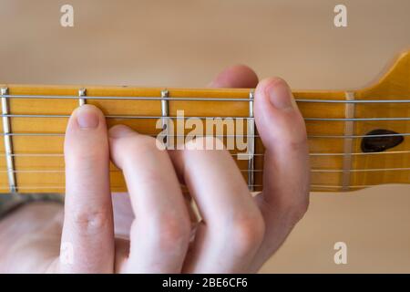 Spielen / Vorführen / Zeigen eines F-Akkordes auf einer Fender Modern Player Telecaster E-Gitarre mit einem Stück Ahornhals und Griffbrett Stockfoto