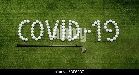 Golfbälle mit Golfschlägern, die das Wort covid-19 auf dem Rasen einer Driving Range bilden. Konzept der Beendigung der Golfangebote. Stockfoto