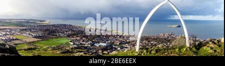 Walebones und Blick nach Norden von der Spitze des Berwick Law, in Richtung Firth of Forth, North Berwick, East Lothian Stockfoto