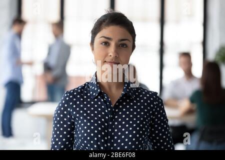 Porträt der selbstbewussten indischen Geschäftsfrau posiert im Büro Stockfoto