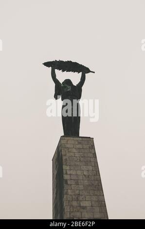 Budapest, Ungarn - 6. November 2019: Freiheitsstatue auf dem Gellert-Hügel in der ungarischen Hauptstadt. Zur Erinnerung an die sowjetische Befreiung Ungarns während des Zweiten Weltkriegs Vertikales Foto. Stockfoto