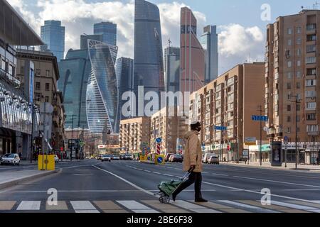 Moskau, Russland. 11. April 2020.Blick auf den Fußgängerüberweg auf der Bolshaya Dorogomilovskaya Straße und die Moskauer Stadtgebäude während der Novel Coronavirus COVID-19 Epidemie in Russland Stockfoto