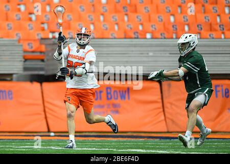 15. Februar 2020: Syracuse Orange Attackman Stephen Rehfuss #29 gibt den Ball als Binghamton Bearcats Verteidiger Dan Mottes #40 verteidigt während eines NCAA Herren Lacrosse Spiels am Samstag, 15. Februar 2020 im Carrier Dome in Syracuse, New York. Syrakus gewann 17:4. Rich Barnes/CSM Stockfoto