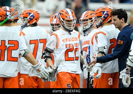 15. Februar 2020: Syracuse Orange Attackman Chase Scanlan #22 begrüßt seine Teamkollegen vor einem NCAA Herren Lacrosse Spiel gegen die Binghamton Bearcats am Samstag, 15. Februar 2020 im Carrier Dome in Syracuse, New York. Syrakus gewann 17:4. Rich Barnes/CSM Stockfoto