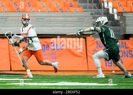 15. Februar 2020: Syracuse Orange Attackman Griffin Cook #2 kontrolliert den Ball als Binghamton Bearcats Verteidiger Gus Hueber #16 verteidigt während eines NCAA Herren Lacrosse Spiels am Samstag, 15. Februar 2020 im Carrier Dome in Syracuse, New York. Syrakus gewann 17:4. Rich Barnes/CSM Stockfoto