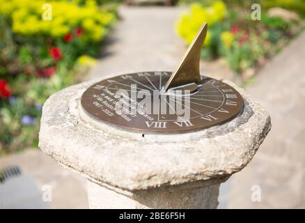 Nahaufnahme der Sonnenuhr auf einem Steinsockel Stockfoto