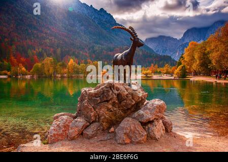 Jasna See mit dem Denkmal der Bergziege - Gämse Zlatorog vor. Nationalpark Triglav, Slowenien Stockfoto